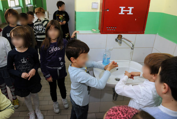 ВРТИЋИ “ОБАВЕЗУЈУ” РОДИТЕЉЕ: Траже чак и хигијенски материјал!?